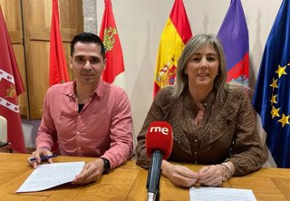 El técnico de Igualdad Daniel García y la teniente de alcalde de Servicios Sociales, Paloma del Nogal.