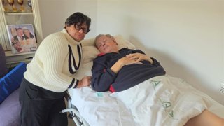 El matrimonio, en su vivienda de Roquetas de Mar (Almería), donde él permanece encamado con cuidados paliativos.