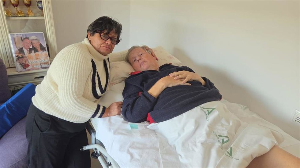 El matrimonio, en su vivienda de Roquetas de Mar (Almería), donde él permanece encamado con cuidados paliativos.