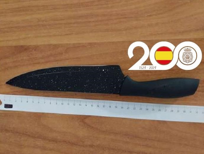 Imagen del cuchillo que el menor arrojó en su huida en Valladolid.