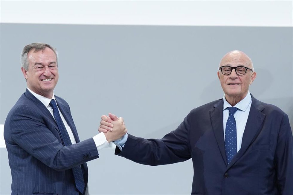 Archivo - El CEO del Banco Sabadell, César González-Bueno (i), y el presidente del Banco Sabadell, Josep Oliu (c), durante la junta general extraordinaria de accionistas de Banco Sabadell, a 6 de agosto de 2025, en Sabadell, Barcelona, Catalunya (España