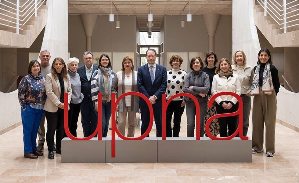 Asistentes a la reunión, con el rector Ramón Gonzalo, en la UPNA.