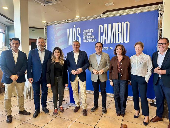 El presidente del PPCV, Juanfran Pérez Llorca, en una comida comarcal del partido en Almoradí (Alicante)