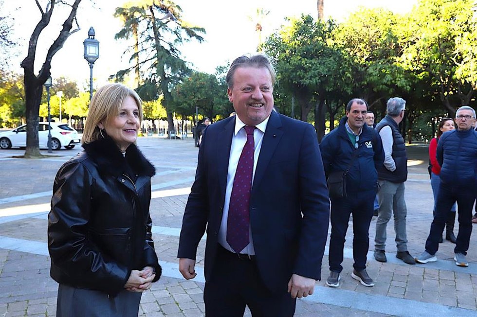 La alcaldesa de Jerez de la Frontera (Cádiz), María José García-Pelayo, junto Brian Azzopardi, alcalde de la ciudad maltesa de Victoria.