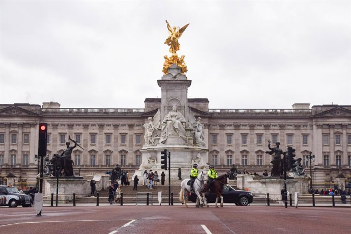 19 de fevereiro de 2026, Londres, Reino Unido: Policiais a cavalo passam em frente ao Palácio de Buckingham enquanto Andrew Mountbatten-Windsor, anteriormente Príncipe Andrew, é preso sob suspeita de má conduta no exercício de cargo público, após revelaçõ