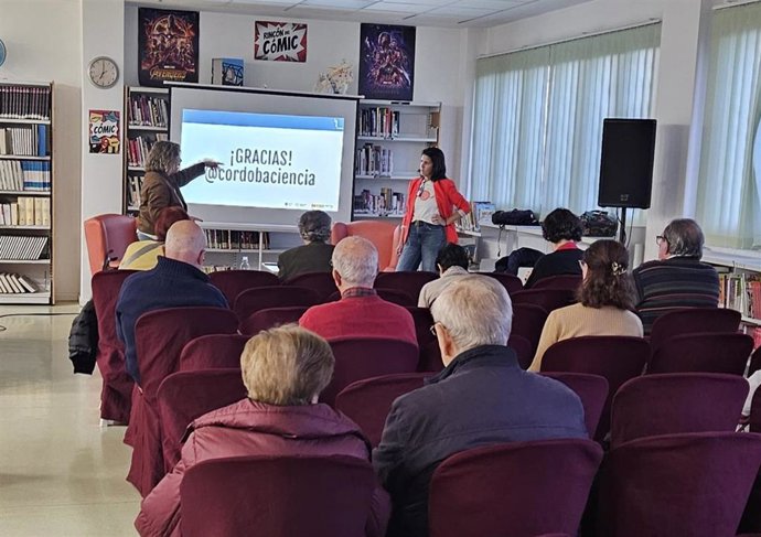 El Centro Cívico de Poniente Sur acoge una sesión sobre desinformación en ciencia.