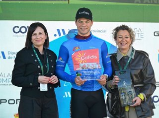 La diputada de Medio Ambiente y Lucha contra el Cambio Climático, Isabel Uceda, con el corredor belga Milan Fretin, del Cofidis, ganador de la etapa jiennense