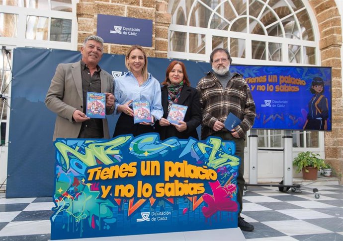 La presidenta de la Diputación Provincial de Cádiz, Almudena Martínez, presentando la iniciativa 'Tienes un palacio y no lo sabías', junto al diputado de Juventud y Educación, Ignacio Trujillo.