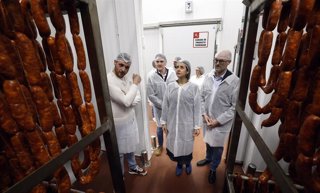 Visita de la conselleira de medio rural a la fabrica de productos carnicos hermelindo en el poligono industrial de mondoñedo