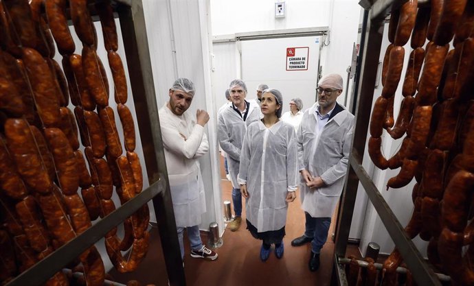 Visita de la conselleira de medio rural a la fabrica de productos carnicos hermelindo en el poligono industrial de mondoñedo