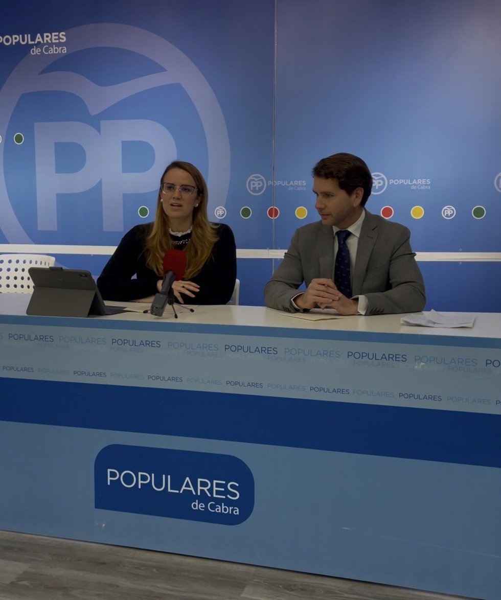 El alcalde de Cabra, Fernando Priego (PP), y la concejala y diputada popular en la Diputación de Córdoba, Sara Alguacil