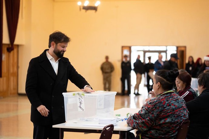 Archivo - SANTIAGO, Dec. 14, 2025  -- Chilean President Gabriel Boric casts his vote at a polling station in Santiago, Chile, Dec. 14, 2025. Voting in the Chilean presidential runoff election opened on Sunday, with leftist candidate Jeannette Jara and Rep