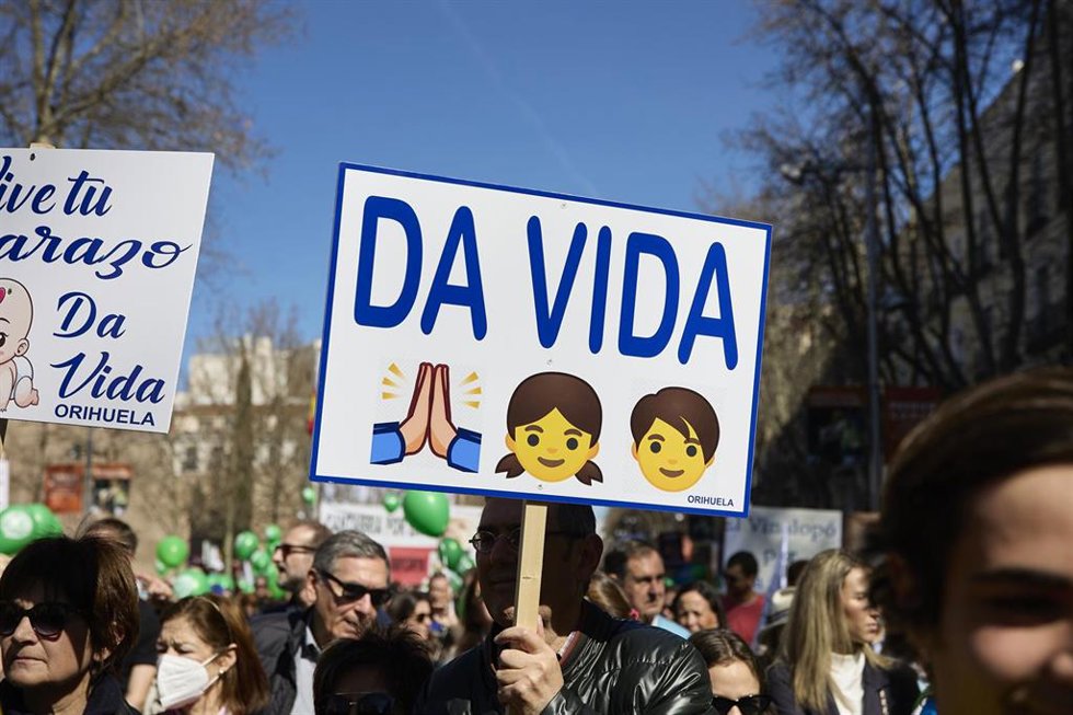 Archivo - Varias personas marchan con pancartas contra el aborto en una marcha del Sí a la vida.