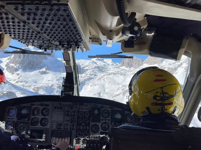 El helicóptero del Gobierno rescata a un esquiador inglés herido en Picos de Europa