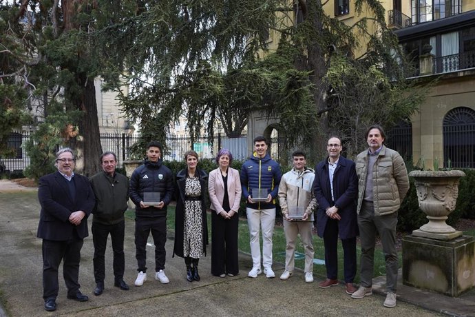 Las autoridades junto con los deportistas navarros participantes en los Juegos Olímpicos de Invierno 2026.