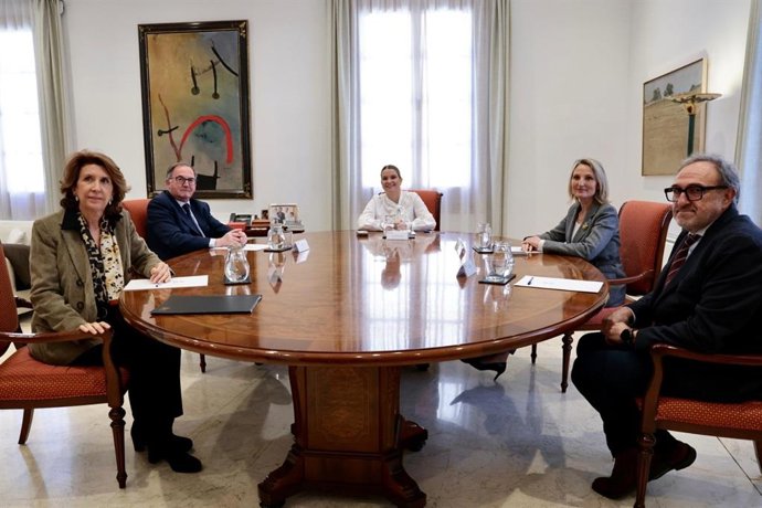 La presidenta del Govern, Marga Prohens, reunida con el presidente del Consejo Económico y Social de Baleares, Francesc Fiol.