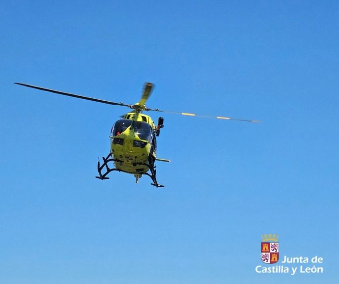 Archivo - Helicóptero de rescate de la Junta de Castilla y León.