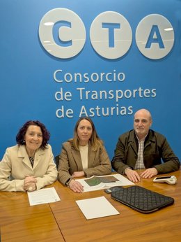 Cecilia Pérez, alcaldesa de El Franco; Arantza Fernández, directora general de Transporte, y Gonzalo Canga, gerente del CTA.