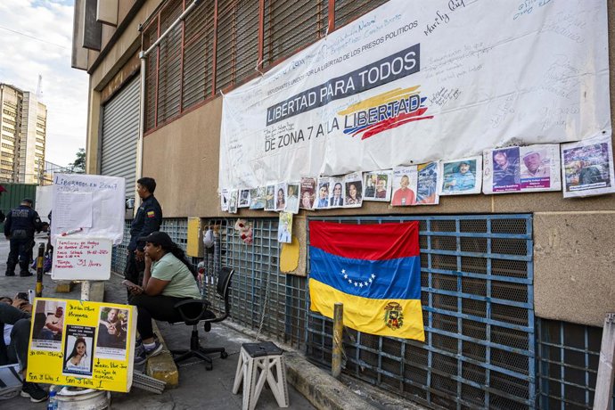 14 de fevereiro de 2026, Caracas, Venezuela: As dez mulheres iniciaram sua greve de fome no sábado, em frente à sede da Polícia Nacional Bolivariana (PNB), conhecida como Zona 7, na capital venezuelana, a fim de pressionar pela libertação de seus familiar