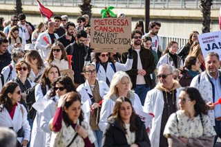 Médicos portan pancarta durante una marcha con motivo de la huelga general del sector médico, a 20 de febrero de 2026, en Barcelona, Catalunya (España).