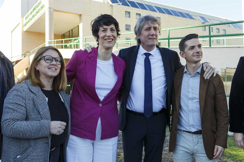 El secretario autonómico del PSOE y candidato a la Presidencia de la Junta, Carlos Martínez (2d) y la ministra de Inclusión, Seguridad Social y Migraciones, Elma Saiz (2i)