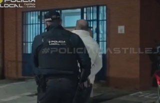 Los agentes proceden a la detención.