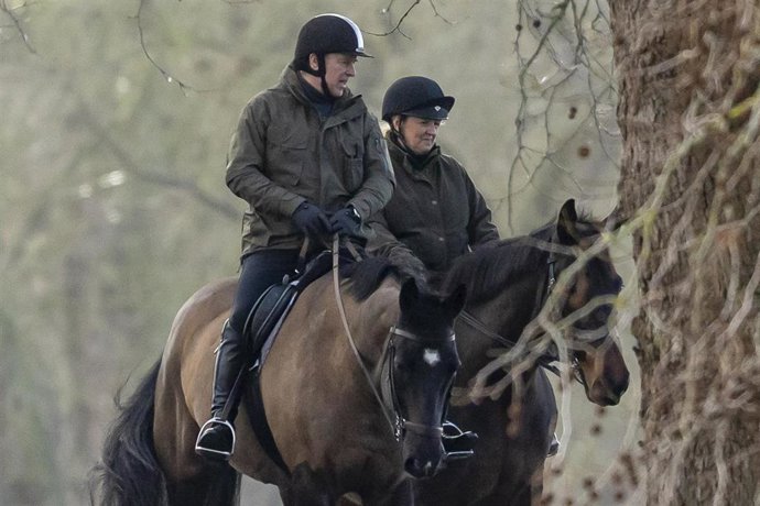 El expríncipe Andrés montando a caballo