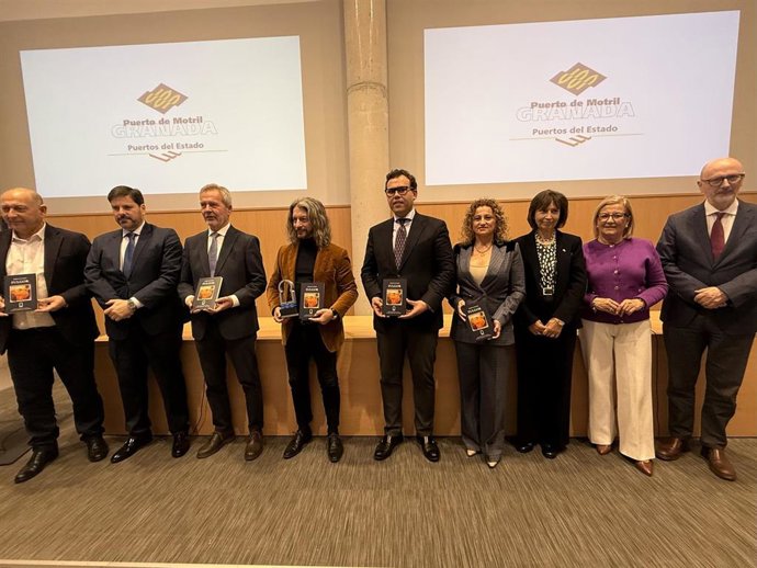 Pablo Acevedo recibe el I Premio Internacional de Poesía Motril.
