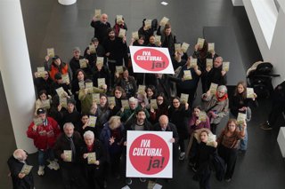 Un grupo de personas durante una concentración de galeristas y artistas para reclamar un IVA más competitivo para la cultura, a 20 de febrero de 2026, en Barcelona, Catalunya (España).