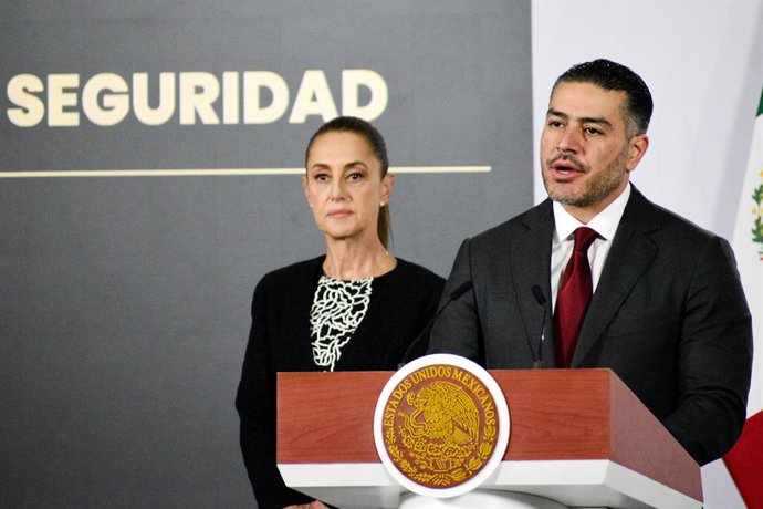 10 de fevereiro de 2026, Cidade do México, Cdmx, México: A presidente do México, Claudia Sheinbaum Pardo, é vista atrás enquanto o secretário de Segurança e Proteção ao Cidadão, Omar Garcia Harfuch, fala durante uma coletiva de imprensa sobre o relatório 