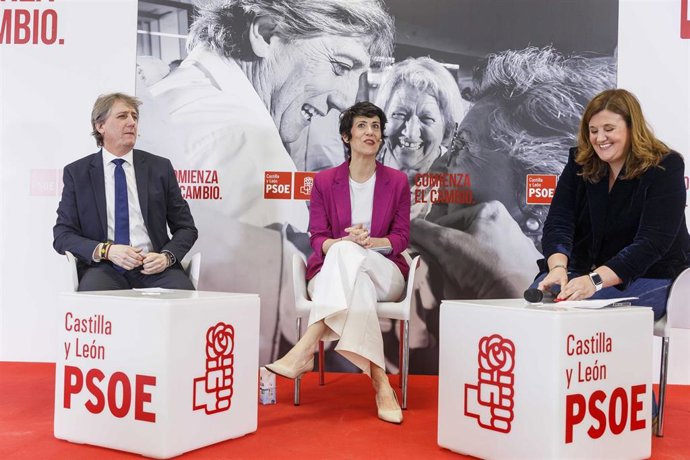 (I-D) El secretario autonómico del PSOE y candidato a la Presidencia de la Junta, Carlos Martínez; la ministra de Inclusión, Seguridad Social y Migraciones, Elma Saiz y la portavoz del PSOE en el Ayuntamiento de Segovia, Clara Martín