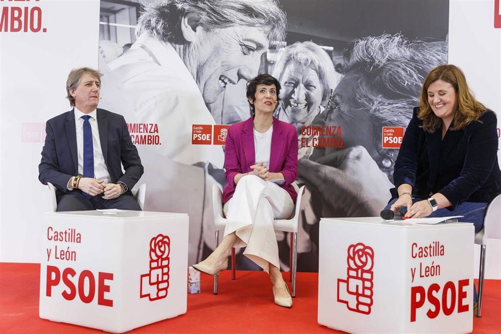 (I-D) El secretario autonómico del PSOE y candidato a la Presidencia de la Junta, Carlos Martínez; la ministra de Inclusión, Seguridad Social y Migraciones, Elma Saiz y la portavoz del PSOE en el Ayuntamiento de Segovia, Clara Martín