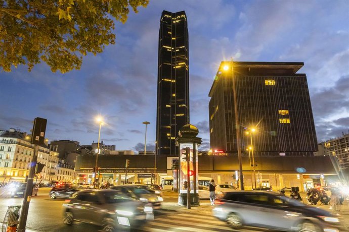 Archivo - October 16, 2025, Paris, France, France: Paris, France October 16, 2025 - Paris View - Cars pass by the Montparnasse Tower at dusk...VUE DE PARIS, ILLUSTRATION, GENERIQUE, PAYSAGE URBAIN, TOUR MONTPARNASSE, ARCHITECTURE, CREPUSCULE,