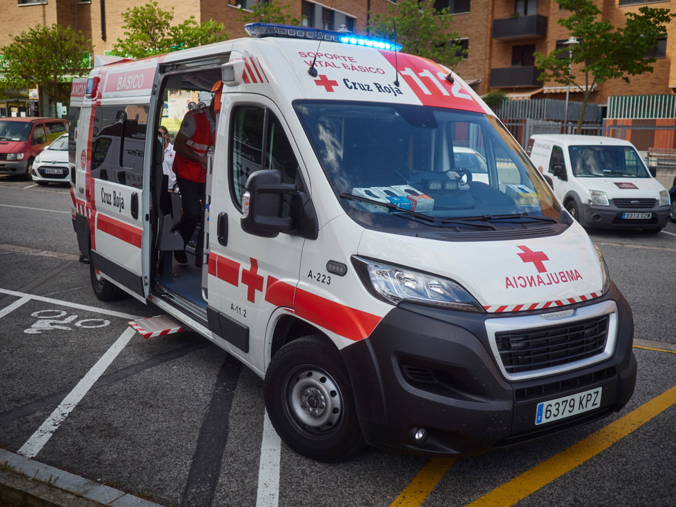 Ambulancia de la Cruz Roja durante un servicio de urgencia realizado en Pamplona, Navarra. 