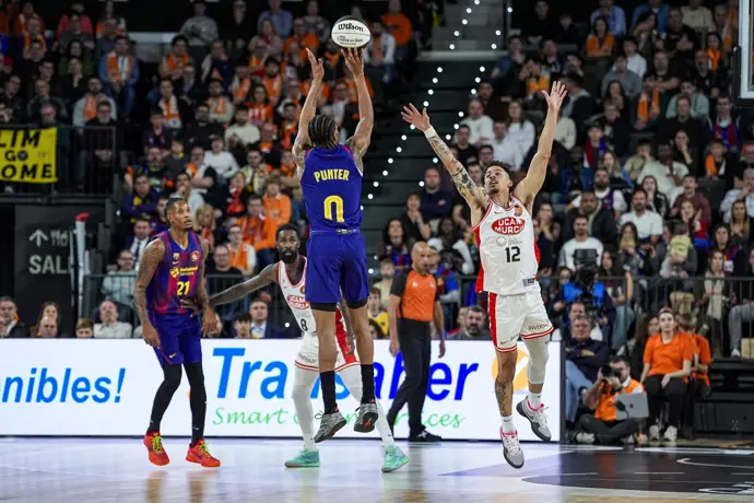 Kevin Punter lanza en el Barça-UCAM Murcia de los cuartos de final de la Copa del Rey de baloncesto de Valencia 2026
