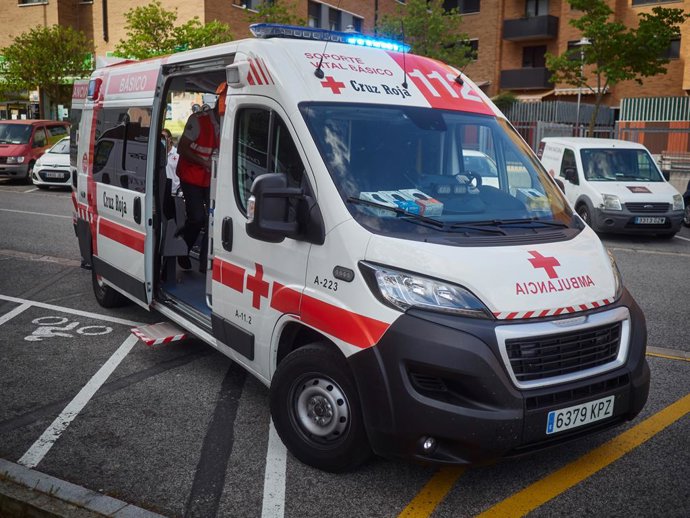 Archivo - Arquivo - Ambulância da Cruz Vermelha durante um serviço de emergência realizado em Pamplona, Navarra, Espanha, em 8 de maio de 2020.