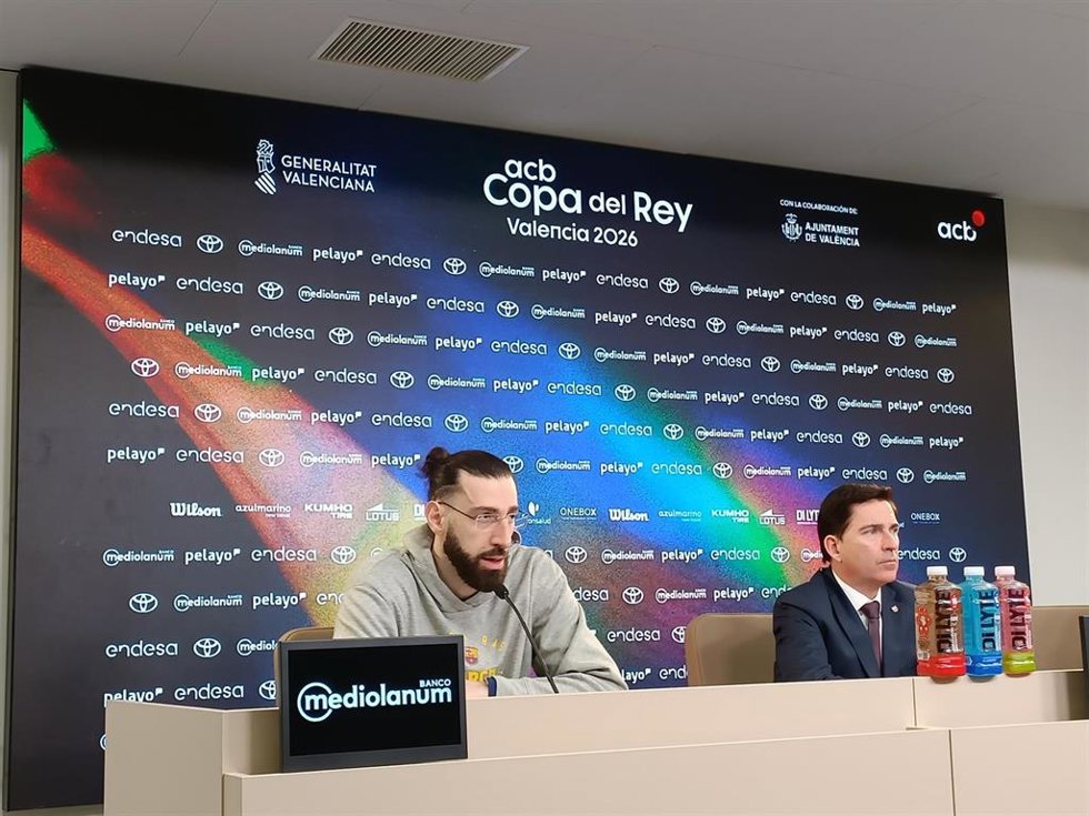 Tornike Shengelia y Xavi Pascual en la rueda de prensa del Bara tras ganar al UCAM Murcia en cuartos de final de la Copa del Rey de Valencia 2026
