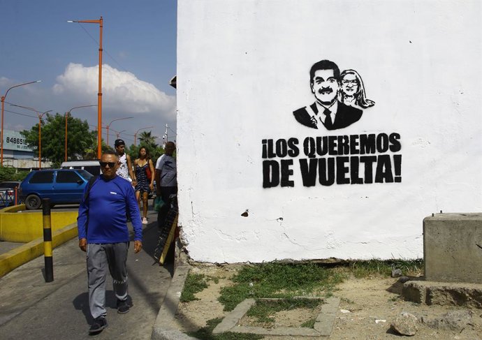 2 de fevereiro de 2026: 02 de fevereiro de 2026. Pedestres passam por grafites pedindo a libertação de Nicolás Maduro e sua esposa Cilia Flores. “Queremos eles de volta”, diz a mensagem em espanhol. Em Valência, estado de Carabobo. Foto: Juan Carlos Herná