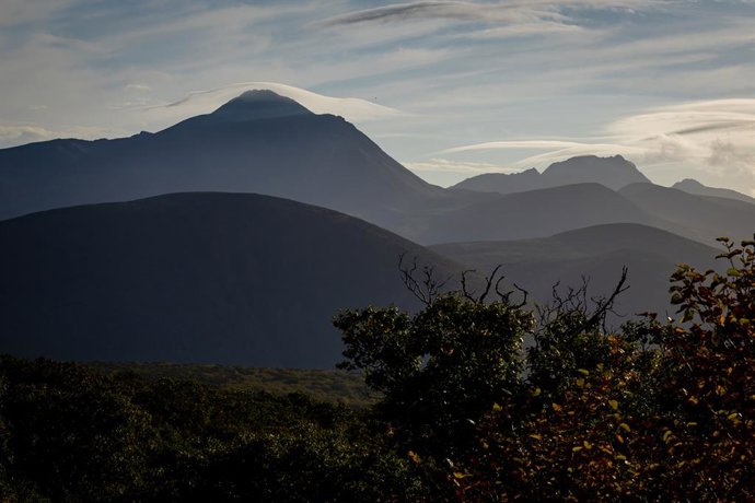 Archivo - Arquivo - RÚSSIA, REGIÃO DE SAKHALIN - 2 DE OUTUBRO DE 2025: Vista da Ilha Iturup