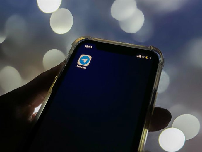 Archivo - Ilustración del icono de Telegram en la pantalla de un teléfono móvil