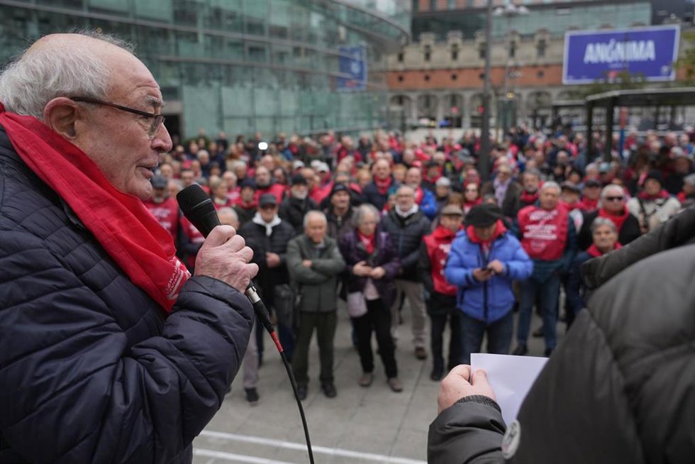 Pensionistas durante una concentración contra la paralización de la subida de las pensiones en 2026, a 29 de enero de 2026, en Bilbao, País Vasco (España). La concentración ha sido convocada por el Movimiento de Pensionistas de Euskal Herria.