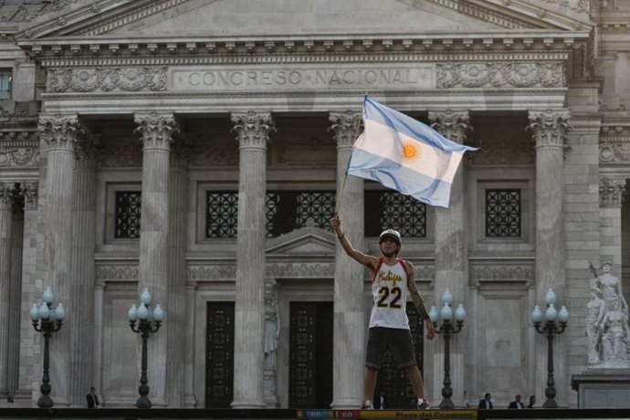 Una persona protesta durante la concentración contra la reforma laboral, frente al Congreso Argentino