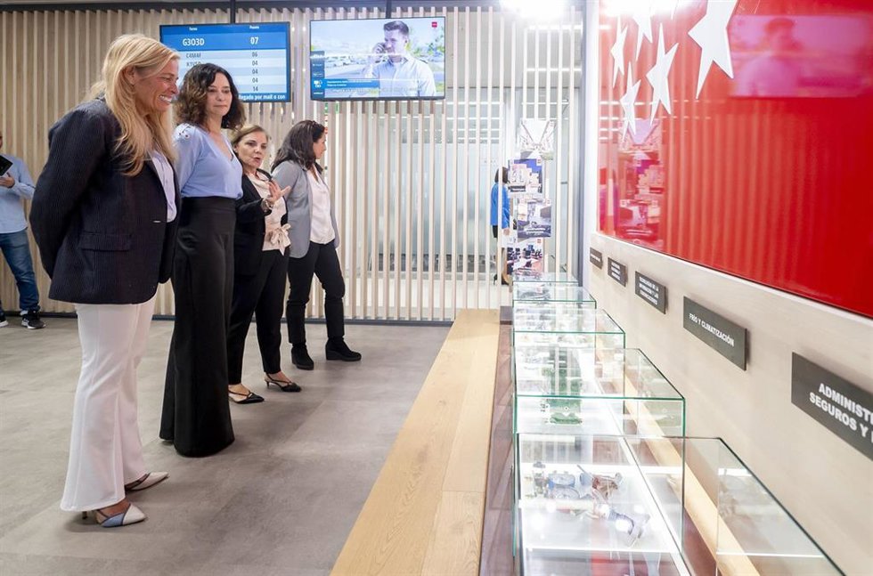 Archivo - La directora de la oficina de empleo, María José Tejedor, la dueña del complejo donde está ubicada la oficina, Susana García-Cereceda, la presidenta de la Comunidad de Madrid, Isabel Díaz Ayuso, la consejera Rocío Albert, y la concejala de dis