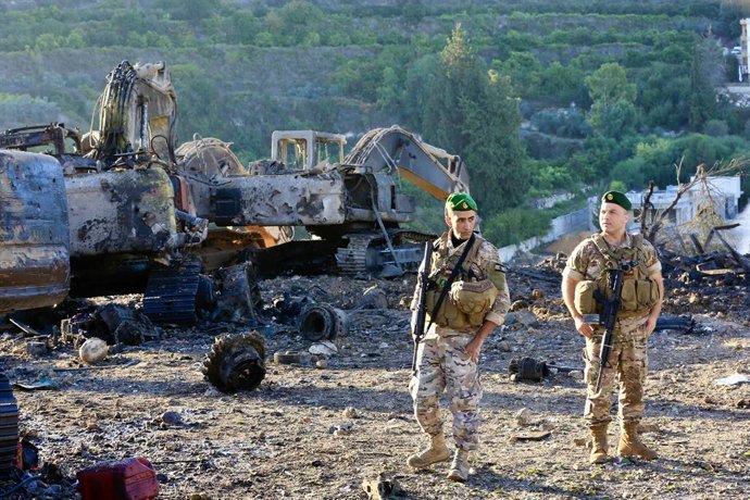 Archivo - Arquivo - MSAYLEH, 11 de outubro de 2025 — Soldados do exército libanês são vistos ao lado de veículos pesados destruídos após ataques aéreos israelenses em Msayleh, Líbano, em 11 de outubro de 2025. Imagem: 1044719449, Licença: Direitos gerenci