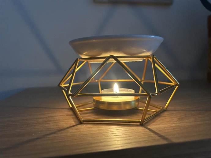 El origen del incendio ha sido una vela que ha hecho que se queme un mueble y provoque humo