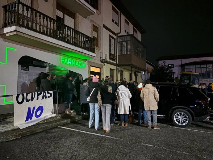 Archivo - Vecinos de Solórzano se concentran contra la 'okupación' de un piso en la localidad