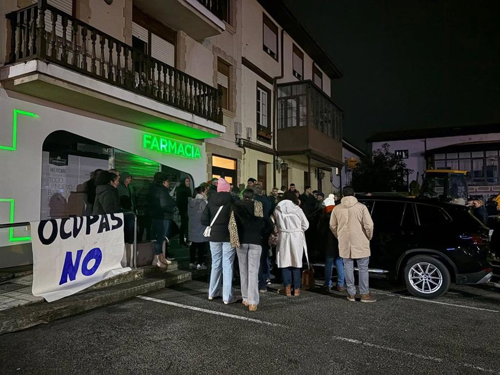 Archivo - Vecinos de Solórzano se concentran contra la 'okupación' de un piso en la localidad
