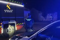 La Guardia Civil rescata a una mujer con problemas de movilidad tras incendiarse su vivienda en Valencina (Sevilla)