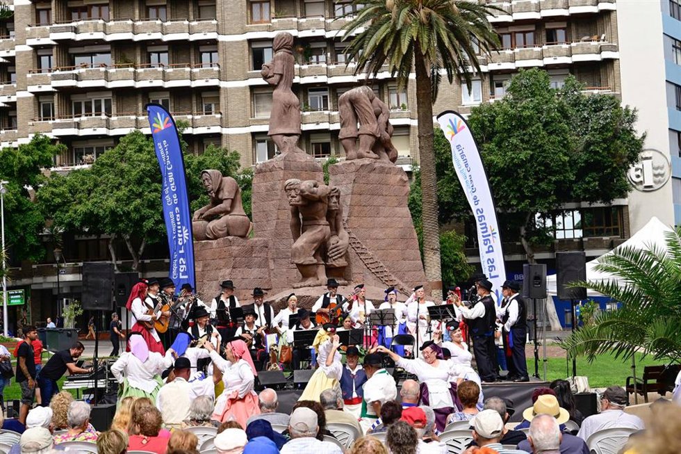 Archivo - Plaza de España de Las Palmas de Gran Canaria con una actuación folclórica