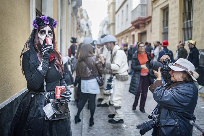 La fotógrafa contemporánea Cristina García Rodero fotografiando en el Carnaval de Cádiz.